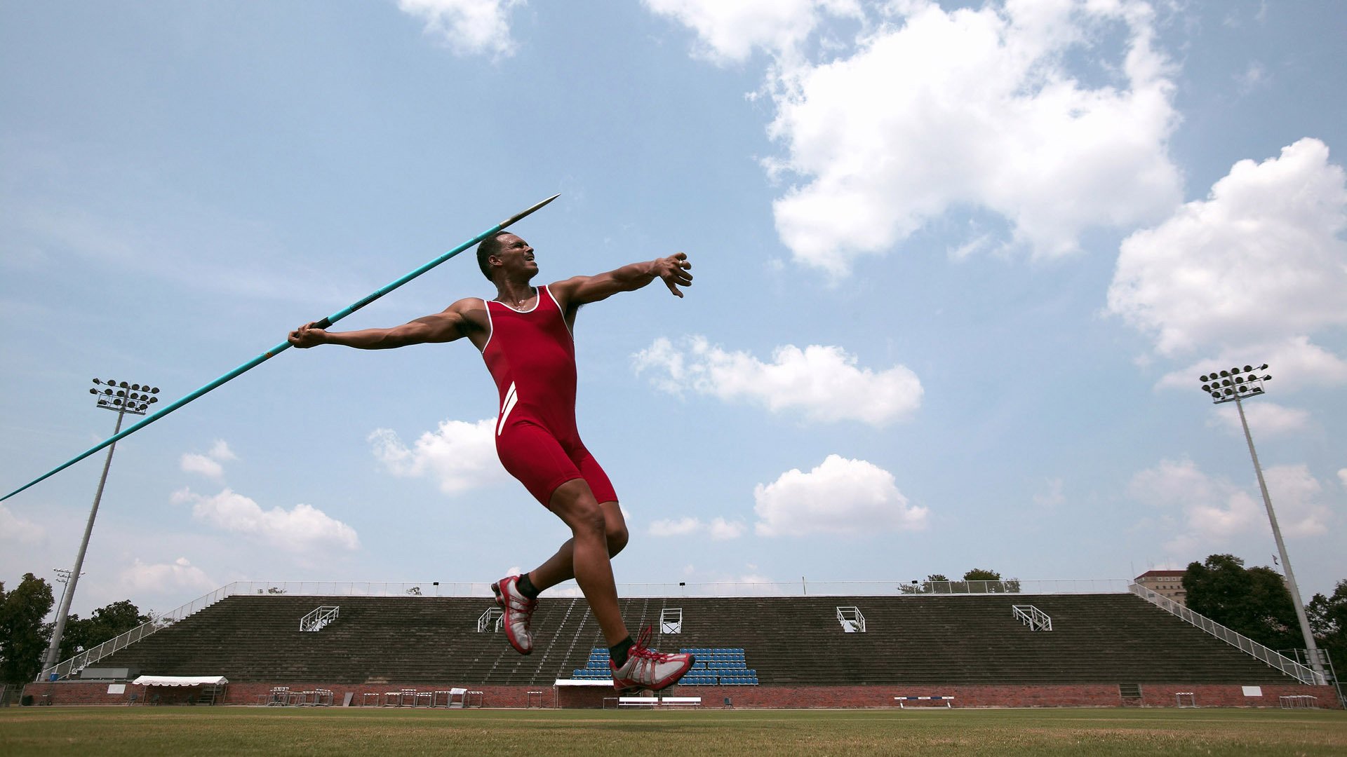 梅西的眼泪，莱万的数字，当足球同时讲述两种史诗